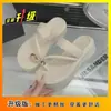 Sandálias Femininas Leves e Estilosas 2026 Novo Estilo de Verão Chinelos com Fivela de Metal Chinelos de Praia com Solado Grosso Sapatos de Exterior de Alto Valor