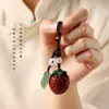 Colgante de fresa tallado en palo de rosa, llavero de fruta simulada, accesorio para mochila de estudiante, colgante estilo chino, venta al por mayor de regalos pequeños