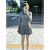 Conjunto de estilo francés: un impresionante conjunto de dos piezas para otoño e invierno, que consta de un cárdigan suéter y una falda corta de punto
