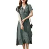 Vestido floral verde franzido, roupa feminina elegante, novo vestido de comprimento médio para o verão de 2026, vestido francês de chifon