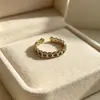 Anillo retro floral en tono café dorado, una pieza lujosa y única con un aire de alta gama, diseñado para apilar, con un borde de encaje, y perfecto para el dedo índice, ofreciendo un estilo moderno e individual