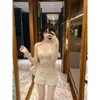 Nueva colección de otoño e invierno, pura y seductora, diseño que ciñe la cintura y estiliza, prenda básica de punto de manga larga con cuello en V en color rosa especial