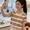 Camiseta de punto a rayas de verano para mujer con nuevo diseño y cuello cuadrado, estilo coreano, corte favorecedor, cuello redondo, manga corta, moderna