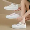 2026 Tenis Blancos para Mujer Verano Nuevos Versión Coreana Estilo Ins Casual Malla Versátiles Tenis para Estudiantes Femeninas Estilo Callejero W081