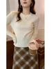 Suéter Feminino Gola Redonda Manga Longa Design de Outono e Inverno Senso de Design Estilo Puro Desejo Tricotado Elegante Sexy para Meninas Quentes Nicho Top Feminino