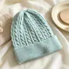 Gorro de tricô de inverno europeu e americano transfronteiriço para mulheres, forrado com fleece e espessado para aquecimento, gorro versátil para atividades ao ar livre para adultos