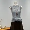 Chaleco de punto sin mangas estilo minimalista coreano para mujer, nuevo modelo de verano 2026, corte ajustado, diseño adelgazante, estilo nicho