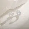 Aretes de Flor de Circonita Plata Brillante, Estilo Japonés y Coreano, Fresco Nuevo Modelo 2026, Diseño Cepillado, Clips para Orejas de Flor Hueca