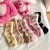 Calcetines de dormir de lana coral para mujer, de otoño e invierno, cálidos, de felpa, de tubo medio, con forro polar lunar, gruesos, con dibujos animados, para el hogar.