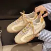 Tênis de treinamento alemão color block em couro macio para mulheres, novos sapatos casuais esportivos versáteis de sola macia estilo vintage de outono para atacado