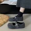 Sapatos rasos redondos únicos de lã com uma única tira, novos sapatos casuais rasos com fivela 2026, Mary Jane retrô