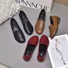 Sapatos casuais femininos 2026 outono novo estilo sapatos de couro com bico redondo bordados, couro macio, sola macia, sapatos retrô confortáveis para mulheres de meia-idade e idosas