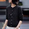 Cardigã de malha de design sofisticado para mulheres, suéter casual preto de manga longa com padrão de ondas, jaqueta de malha jacquard