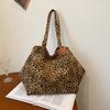 Lona com estampa de leopardo de grande capacidade casual 2024 distintivo moda nova bolsa de ombro portátil para mulheres