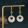Pendientes de traje antiguo cheongsam de estilo chino, pendientes de hebilla de seguridad vintage de imitación de jade Hetian artesanales de oro antiguo para mujer