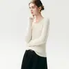 Nova coleção outono e inverno: suéter de tricô gola redonda com botões, cor sólida, caimento solto, silhueta slim, perfeito como camada base ou peça principal