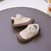 Sapatos de bebê 2026 primavera e outono, sapatos da moda e versáteis para bebês e crianças pequenas, sapatos infantis anti-tombo, desenhos animados, fofos, com sola macia
