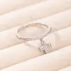 Anillo con Colgante de Cruz Incrustado de Diamantes de Banda Fina, Estilo Nuevo Simple de Lujo Transfronterizo Europeo y Americano para Mujer, Anillo de Boda al por Mayor de Xiyin