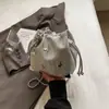 High-end Sense Metal Bow Bucket Bag Feminino 2024 Verão Novo Elegante Nicho Drawstring Bag Moda Bolsa Feminina