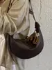 Bolsa feminina estilo vintage para axila 2026 novo modelo bolsa simples de bolinho versátil para ombro e transversal bolsa popular de vendas transfronteiriças