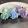 Grampo de cabelo floral feito à mão com estames de flor foscos de 2 mm. Materiais: flores artificiais, flores de cipó de papel, flores de seda, cores de flor de cabeça de fósforo.