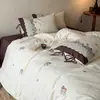 Juego de ropa de cama de cuatro piezas estilo retro con bordado floral y acabado cepillado, ultra suave 100% algodón puro, cálido para otoño e invierno, con diseño de amarre