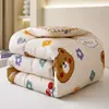 Atacado do Fabricante Colcha Grossa Quente de Inverno para Dormitório de Estudante Solteiro, Núcleo de Colcha Dupla, Roupa de Cama, Colcha de Penas e Seda para Quatro Estações