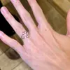 Anéis de Casal com um Design Incrivelmente Bonito, Anéis Versáteis de Flor Vazada para Mulheres, Anéis Personalizados Abertos de Design Único