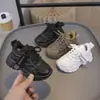 Zapatillas para niñas 2026 otoño nuevo modelo, zapatos tipo papá ligeros de suela blanda para niños, zapatos versátiles casuales para caminar para niños
