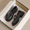 Sapatos de Couro Femininos Estilo Britânico 2026 Novos Outono e Inverno Plush Planos Slip-On Loafers Uniforme Tamanho Grande Sapatos Femininos