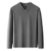 Camiseta de manga larga con cuello en V para hombre hecha de tela DeRong, nuevo modelo de otoño 2026, moda casual simple para mediana edad, camiseta interior básica para hombre