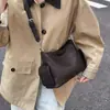 Bolsa Tote de Couro Macio Retrô Outono e Inverno para Mulheres 2025 Nova Bolsa Transversal Grande Capacidade para o Dia a Dia Bolsa Britânica