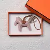 Colgante de Poni de Cuero Genuino Llavero de Cuero Hecho a Mano Piel de Oveja Poni Decoración para Asa de Bolso de Moda Venta al por Mayor