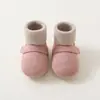 Zapatos de otoño e invierno para bebé zapatos para niños pequeños zapatos con suela suave antideslizante y calcetines zapatos de interior para bebé zapatos de algodón para recién nacido dibujos animados forro polar de coral