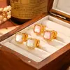 Pendientes de Flor de Cuatro Hojas de Nácar Natural a la Moda para Mujer, Pendientes de Botón de Circonita Microincrustada de Lujo Ligero de Alta Gama, Pendientes Versátiles de Lujo Ligero
