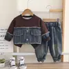 Conjunto de outono para meninos, novo e estiloso 2026 para bebês e crianças pequenas, conjunto de duas peças com moletom jeans patchwork primavera/outono