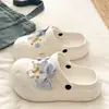 Mt.mit Sapatos com Furos de Solado Grosso Femininos para Uso Externo 2026 Verão Super Fofos Estilo Menina Delicada Bico Fechado Antiderrapantes Aumentadores de Altura Chinelos