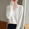 Camisa básica de tricô fina, justa e elegante, com decote V e detalhes em renda, para mulheres, top suéter moderno e da moda