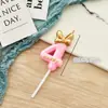 Vela digital transfronteriza con lindo moño rosa y decoración de sombrerito blanco para adorno de pastel de primera fiesta de cumpleaños