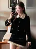 [En Stock] Atuendo elegante y con clase con un aspecto de alta gama, impresionante conjunto de falda corta de terciopelo negro estilo señora rica para mujer