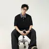 Camiseta de retazos a cuadros estilo americano, imitación de dos piezas para hombre, verano vintage, corte holgado, manga corta con media cremallera, camiseta de cuello moderno y versátil