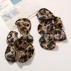 Outono e Inverno Estilo Hong Kong Estampa de Leopardo Tecido com Borda Queimada Flores com Franjas de Pérola Artificial Brincos DIY para Atmosfera Brincos Acessórios de Roupa