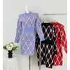 Vestido de tricô para mulheres, novo estilo outono, com padrão texturizado, gola alta elegante, caimento justo e uma silhueta que abraça o corpo, criando um efeito emagrecedor, perfeito como peça para usar em camadas sob um casaco.