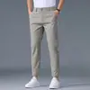 Calças casuais masculinas de nove pontos, calças retas finas de verão com corte slim, versáteis, respiráveis, de secagem rápida, calças esportivas de alta qualidade para o verão
