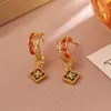 Pendientes de trébol de cuatro hojas del mismo estilo de la serie Wanxiang de la joyería de oro, pendientes y conjunto de collar de moda nicho de tendencia china exquisitos al por mayor