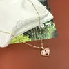 Colar Feminino Celebridade da Internet Coração Doce Strass Rosa Nicho Luxo Leve Novo Design Pingente Temperamento Colar de Aço Titânio