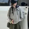 Moletom Listrado para Meninas Estilo Primavera e Outono 2026 Novo Estilo para Crianças Médias e Grandes Estilo Coreano Blusa Listrada Roupa de Baixo com Capuz Infantil Tendência