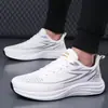 Tênis esportivo masculino Flyknit, adequado para vendas transfronteiriças, leve e antiderrapante para o outono, tênis de corrida em malha respirável com solas macias e absorção de choque, sapatos casuais para jovens homens