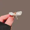 Broche Laço de Pérola Barroca, Broche Feminino de Alto Padrão, Design Requintado e Estiloso, Fivela de Pino Anti-Exposição de Nicho