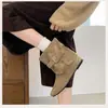 Otoño 2026 Nuevo Estilo Botas de Gamuza con Tacón Oculto Puntiagudas con Hebilla Apiladas para Mujer Calzado de Moda Versátil de Suela Suave a Media Pantorrilla